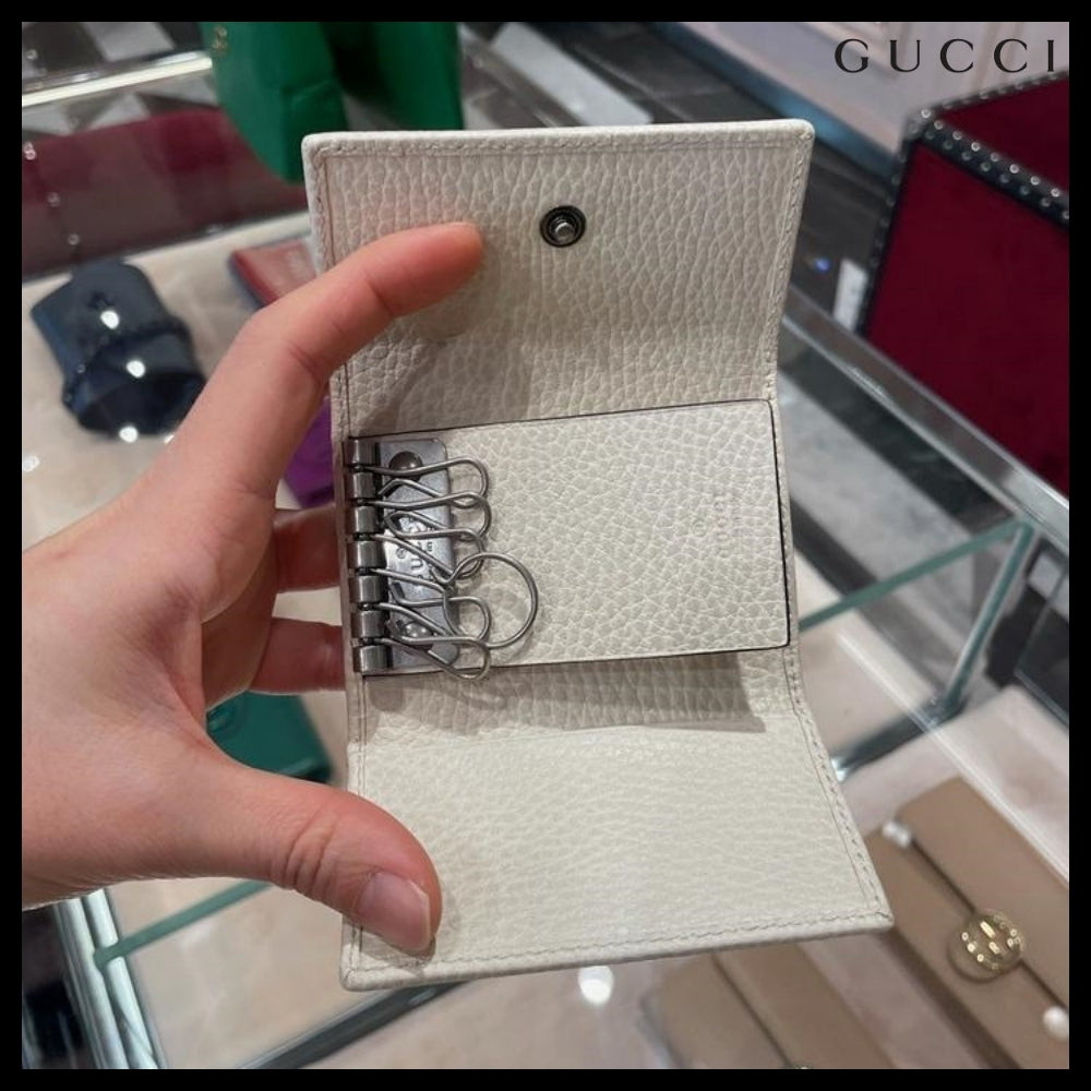 【GUCCI】 プチマーモントドラカーフフラップキーケースホワイト