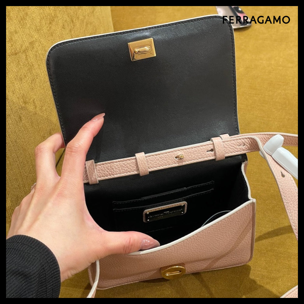 【FERRAGAMO】BOW RIBBON GRAIN LEATHER FLAP CROSSBODY BAG