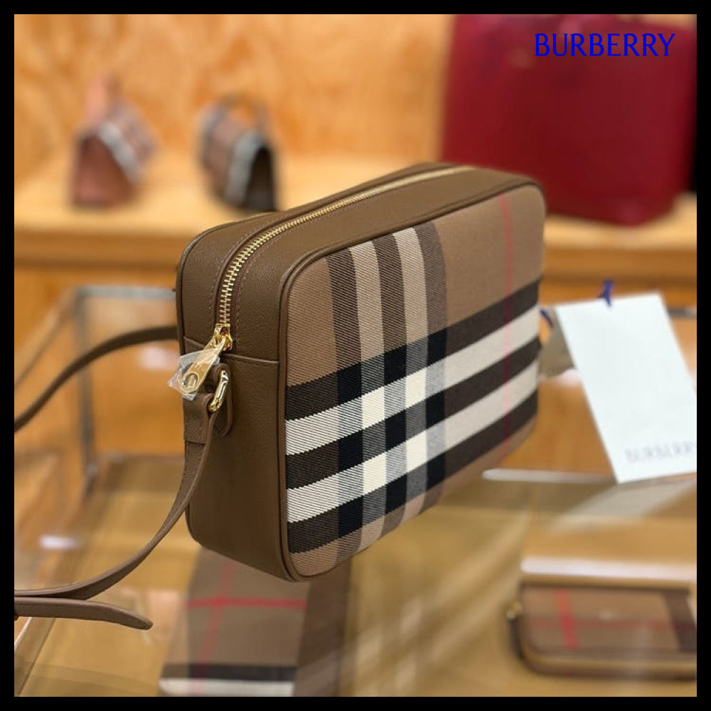 【Burberry】New House Check Leather Large Camera Bag Earth