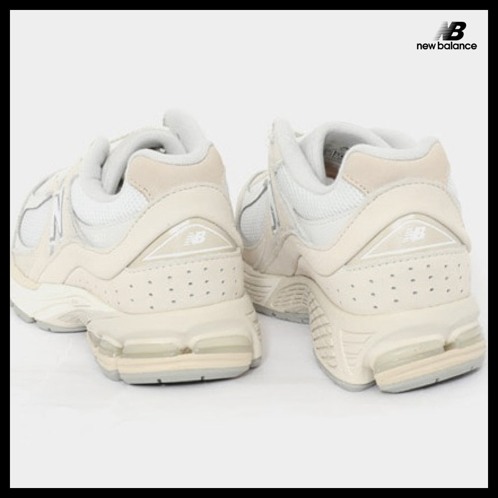 【New Balance】2002 ivory sneakers