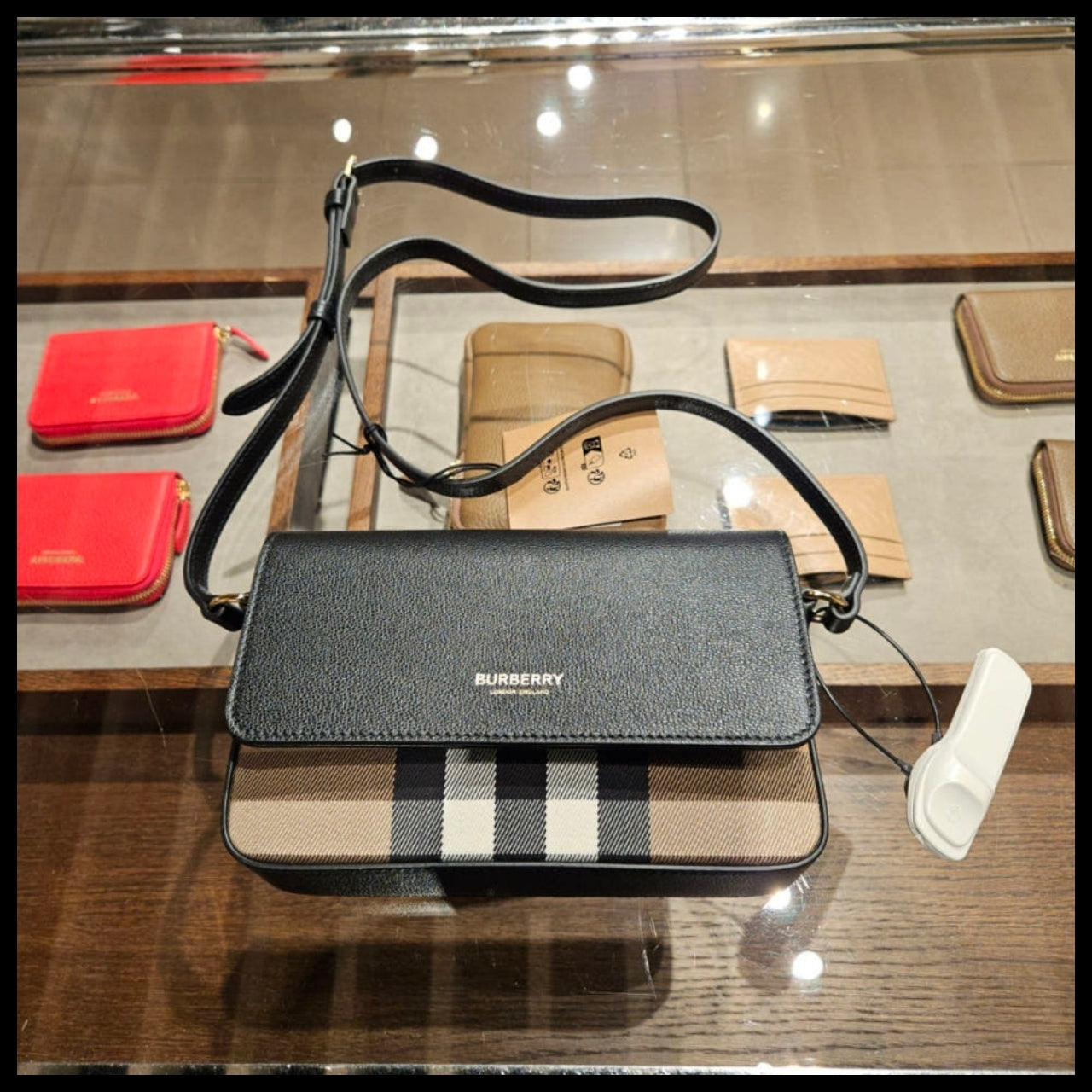 【Burberry】New Hampshire Leather Crossbody Bag Black