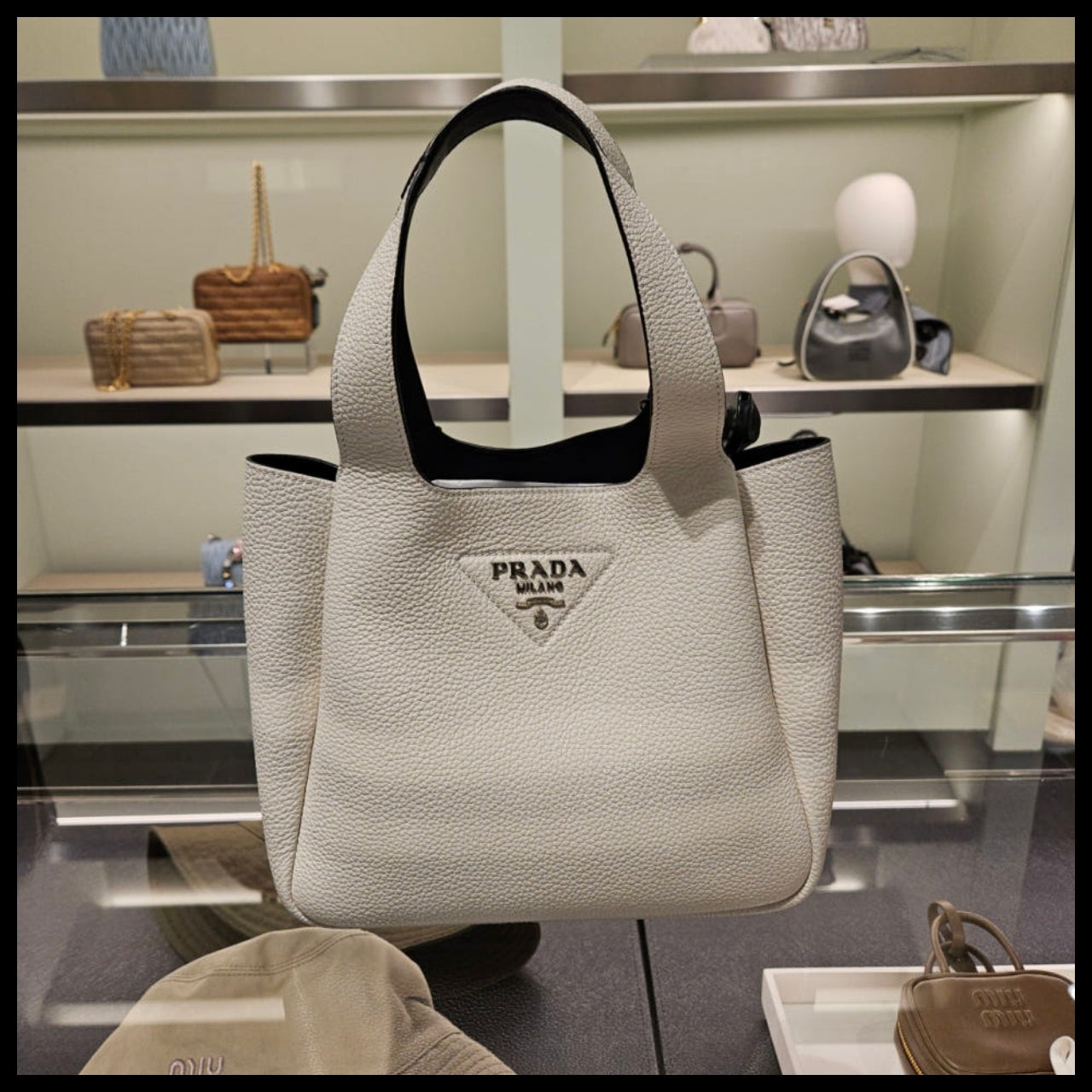 【PRADA】Sequsilver-tone logo daino leather tote bag white