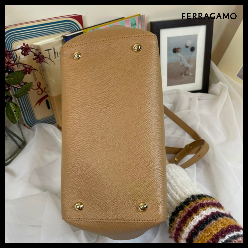 【FERRAGAMO】GOLD VARA BOW RIBBON CARRIE O TOTE BAG CAMEL
