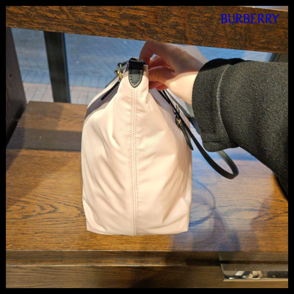 【Burberry】Lettering Logo Large Nylon Zip Tote Shopper