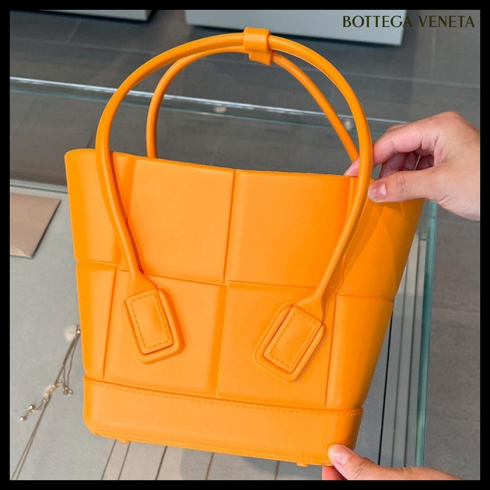 【BOTTEGA VENETA】Arco Rubber Small Tote Bag Tangerine