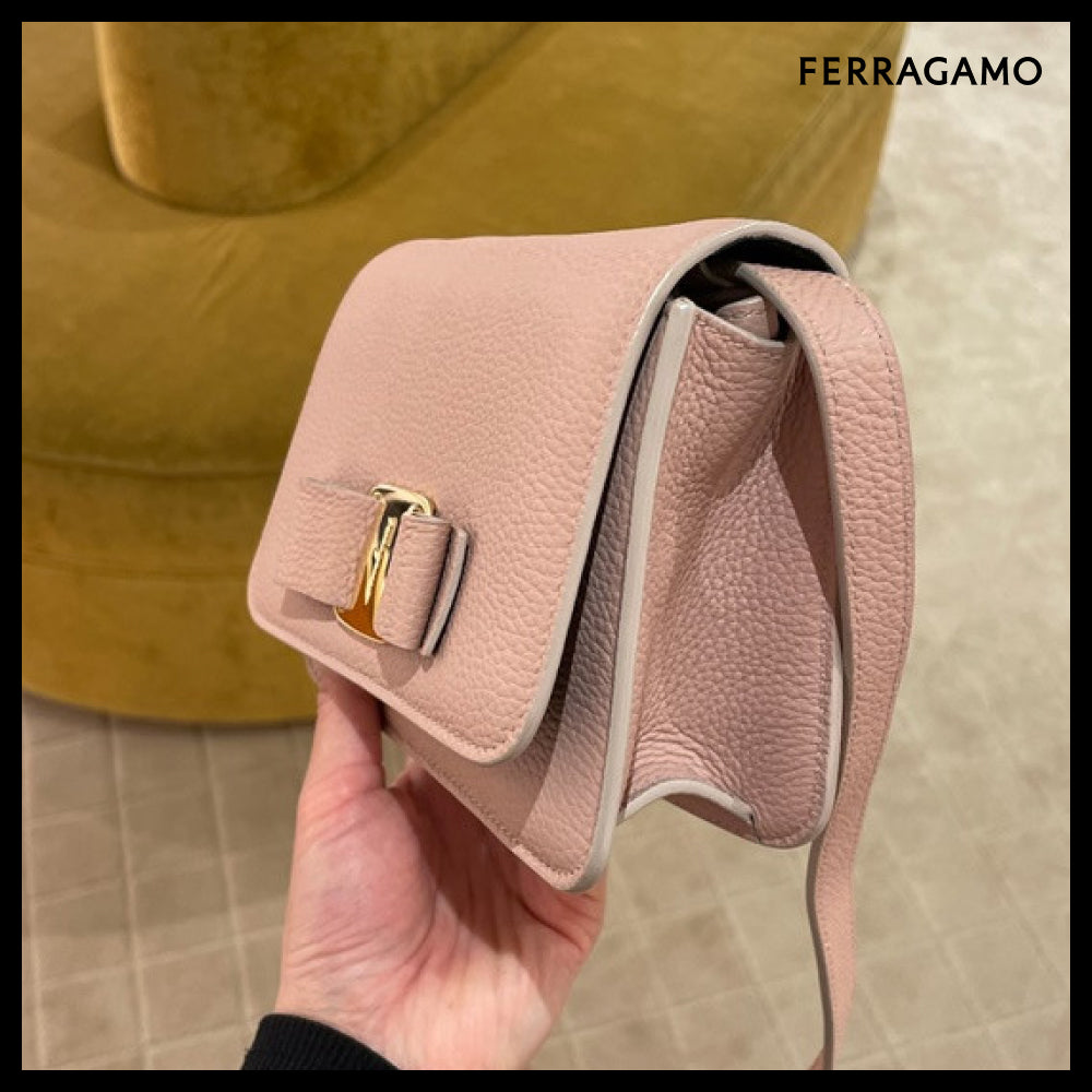 【FERRAGAMO】BOW RIBBON GRAIN LEATHER FLAP CROSSBODY BAG