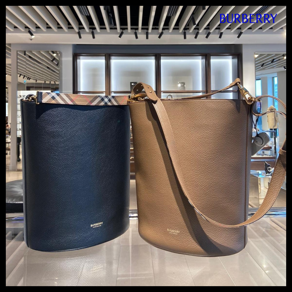 【Burberry】Check Handle Medium Leather Bucket Bag