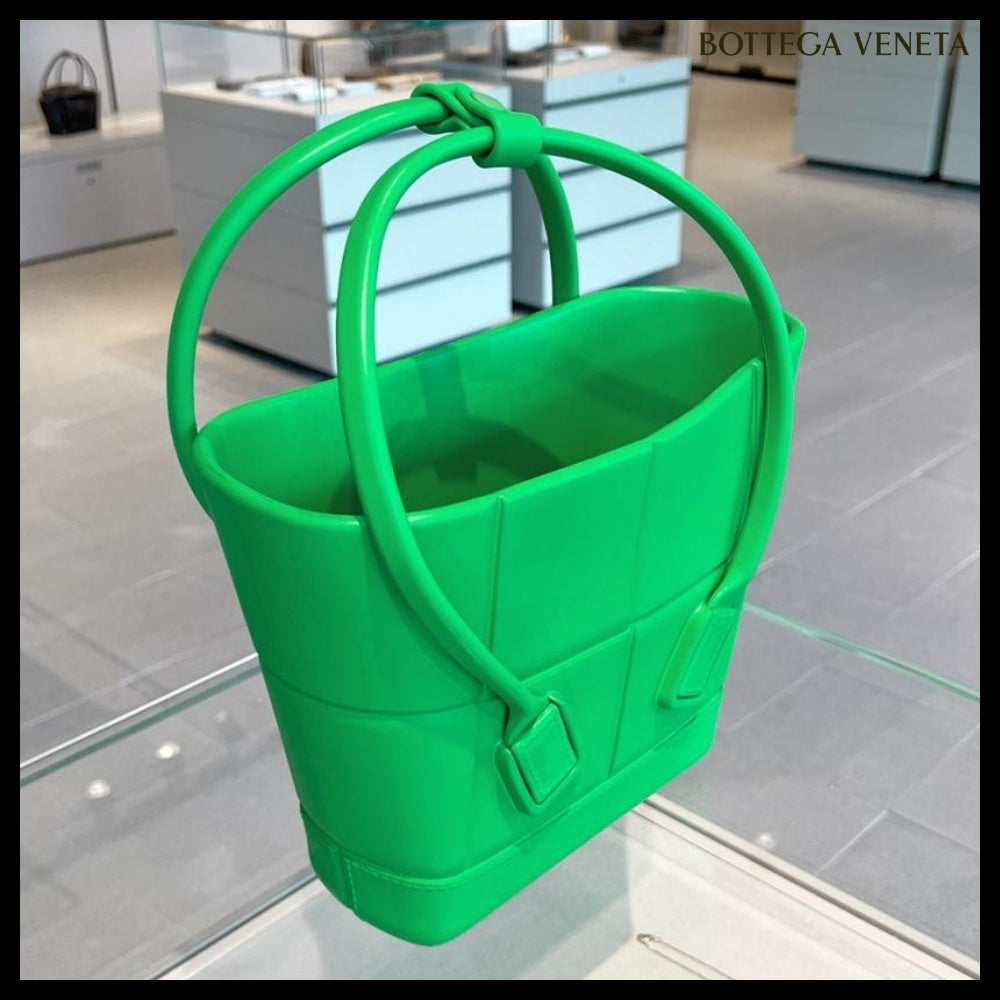 【BOTTEGA VENETA】Arco Rubber Small Tote Bag Grass