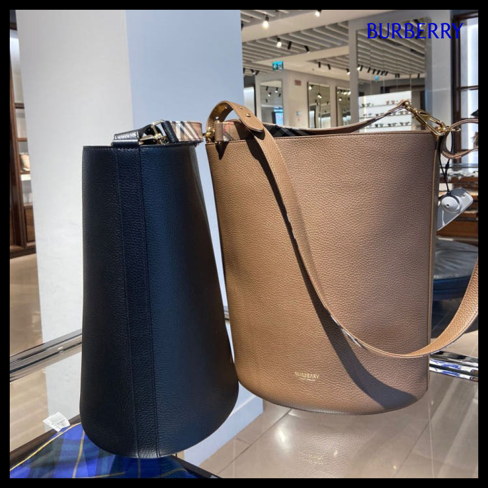 【Burberry】Check Handle Medium Leather Bucket Bag