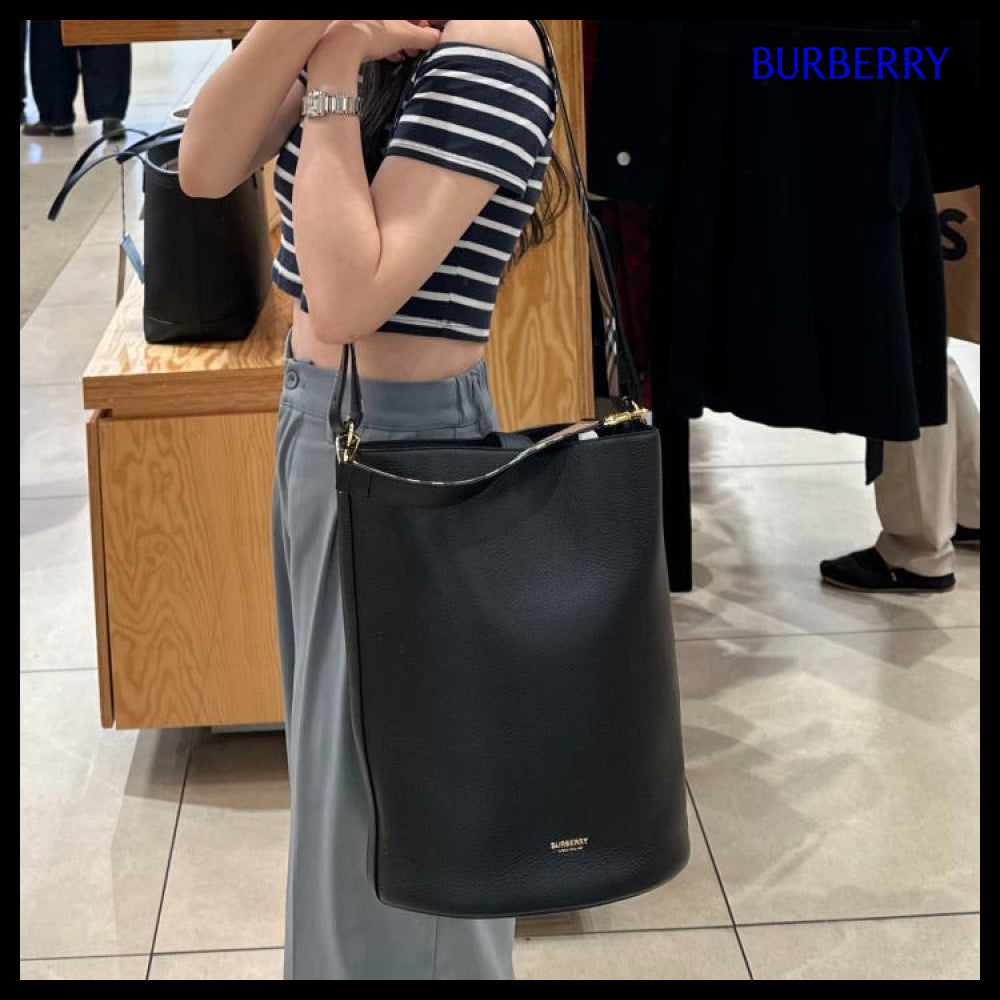 【Burberry】Grain Leather Medium Bucket Bag 2 Colors