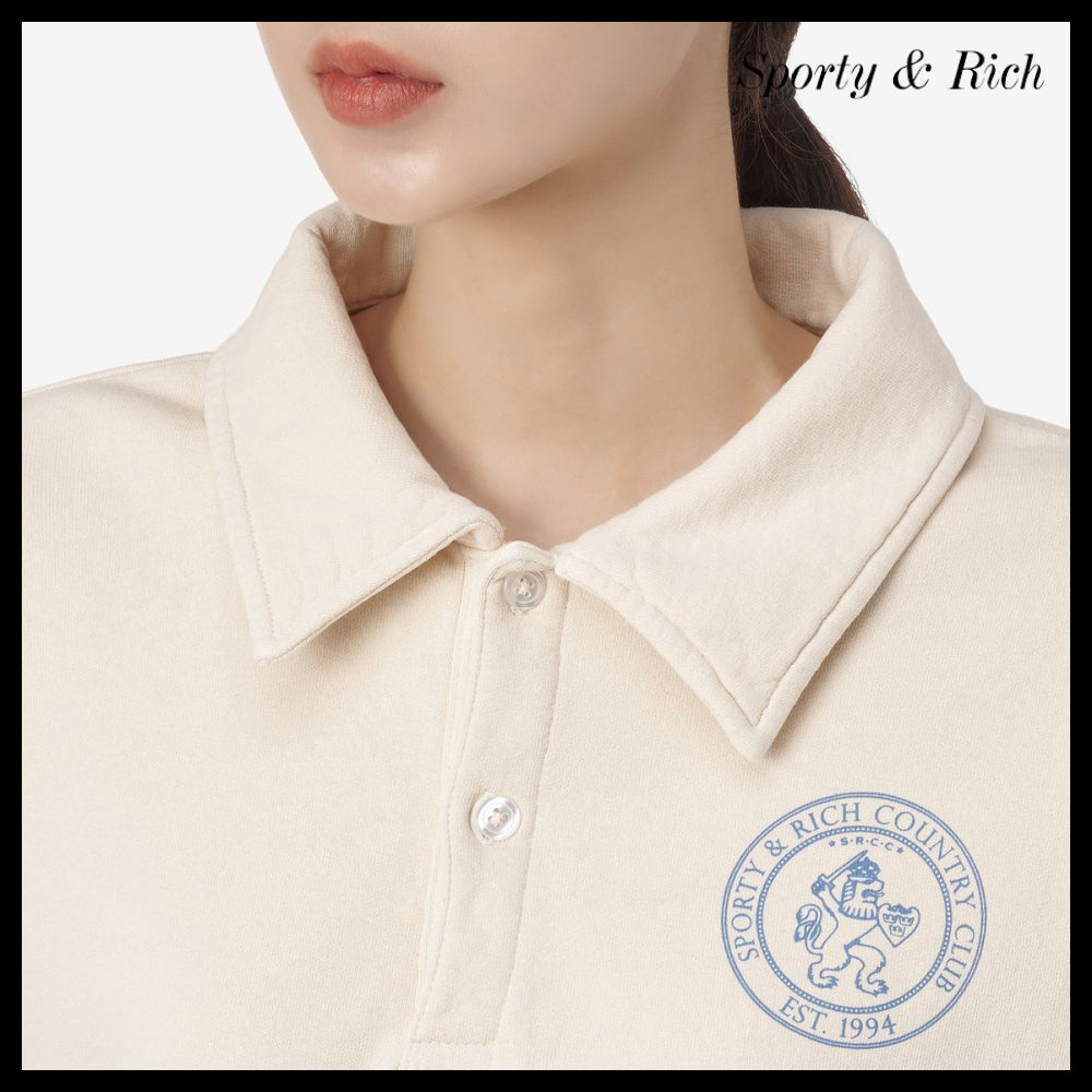 【SPORTY & RICH】ライオンクレストポロシャツ