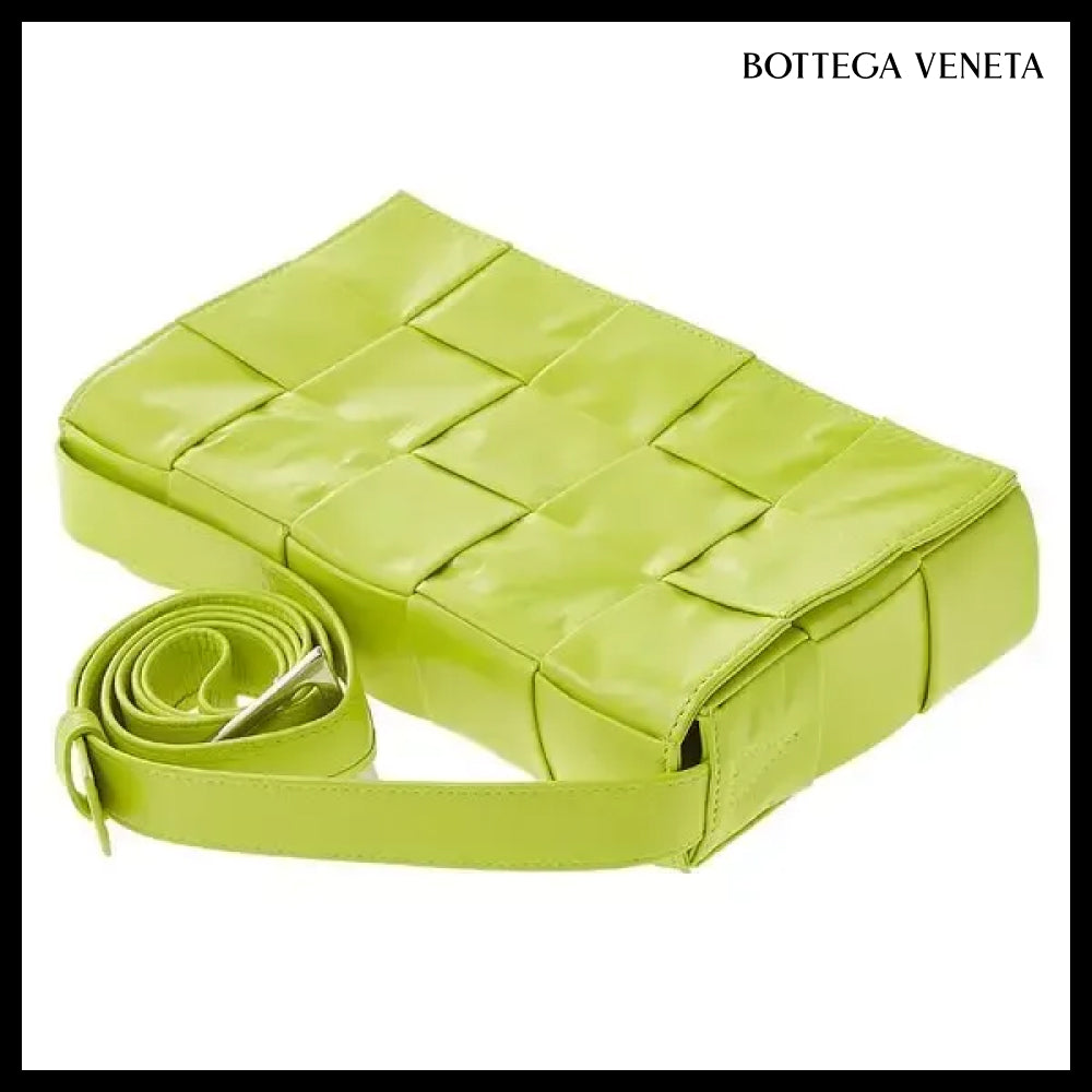 【BOTTEGA VENETA】Men's Small Cassette Bag