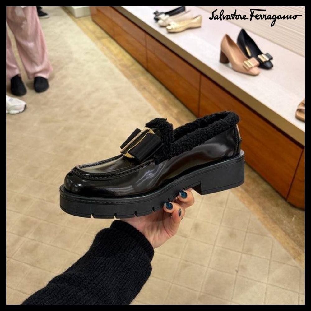 【FERRAGAMO】MIRTY FUR VARA BOW SHEARLING LOAFERS BLACK