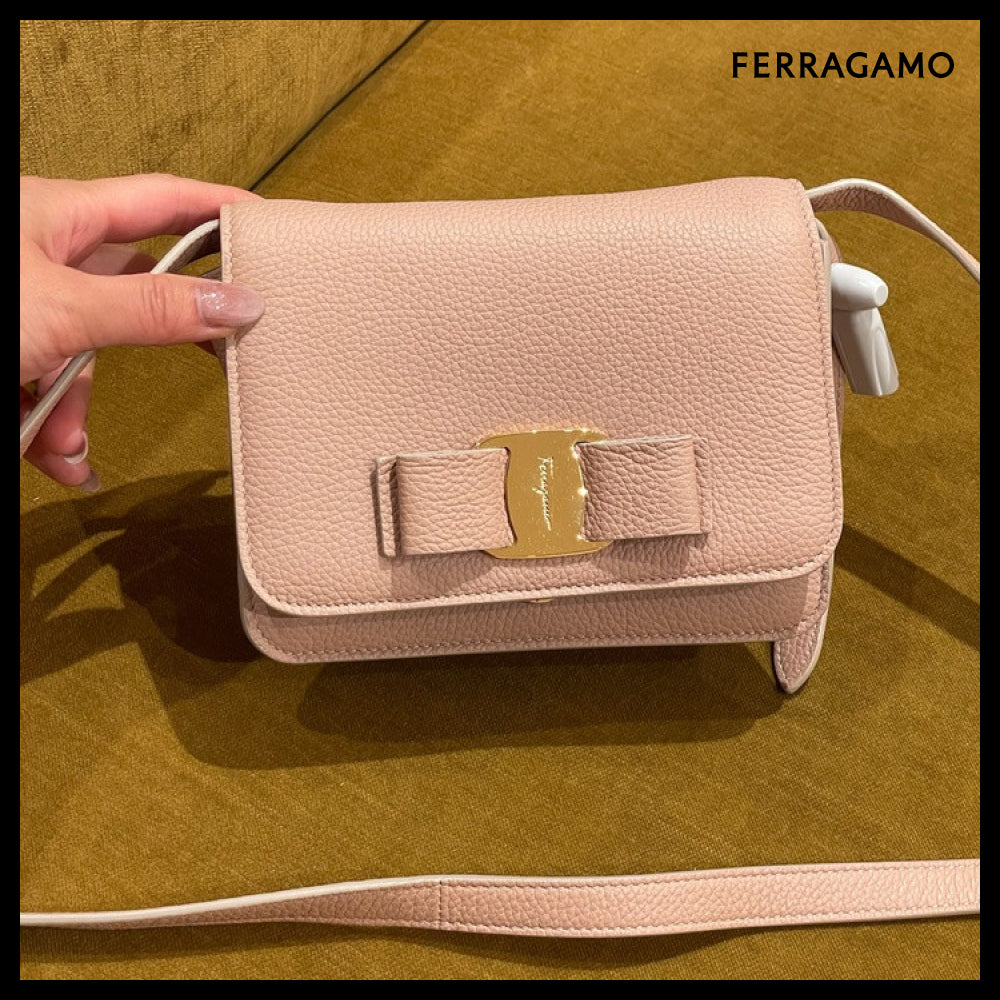 【FERRAGAMO】BOW RIBBON GRAIN LEATHER FLAP CROSSBODY BAG