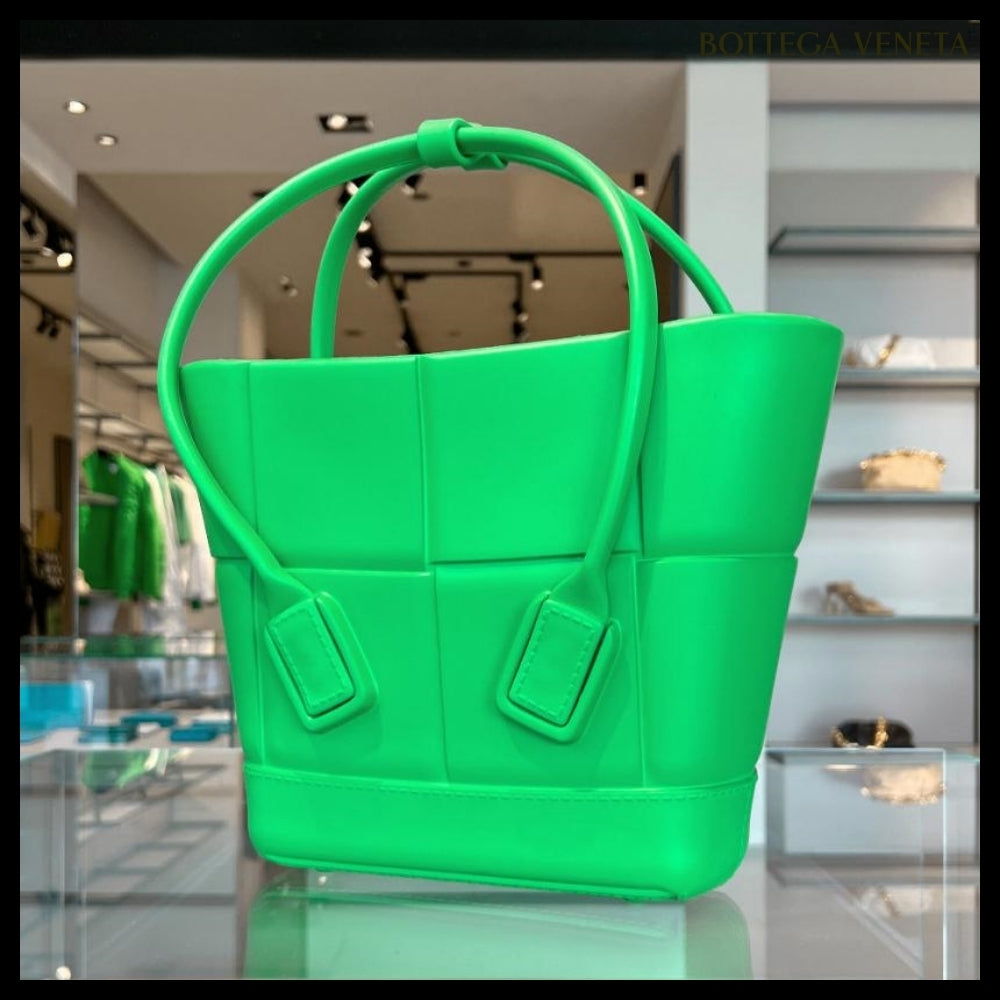 【BOTTEGA VENETA】Arco Rubber Small Tote Bag Grass
