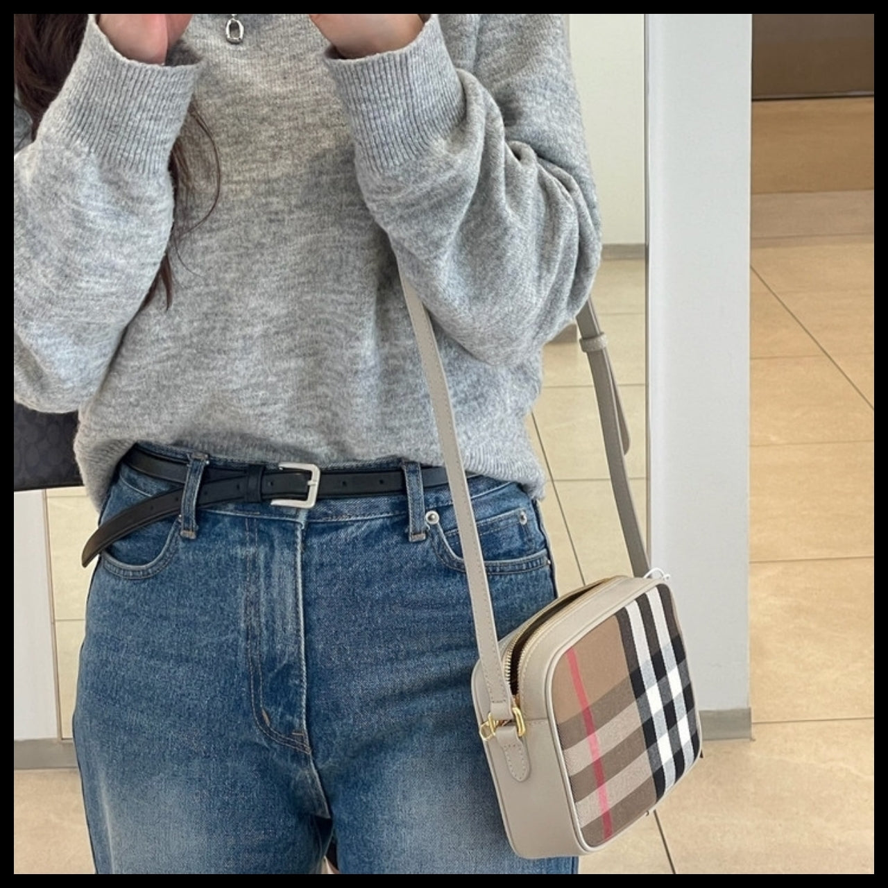 【Burberry】House Check Leather Small Camera Bag Limestone
