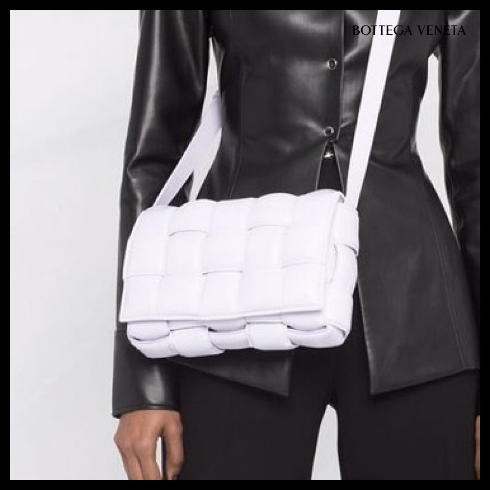 【BOTTEGA VENETA】Padded Leather Cassette Bag Musk Washed