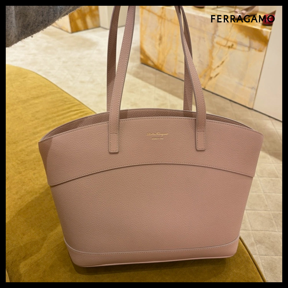 【FERRAGAMO】CHARM LOGO LEATHER MEDIUM TOTE BAG PINK BEIGE