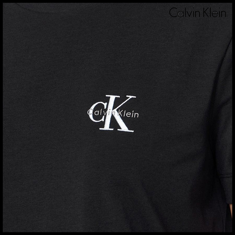 【Calvin Klein】Regular Fit Small Monogram Sleeve T-Shirt