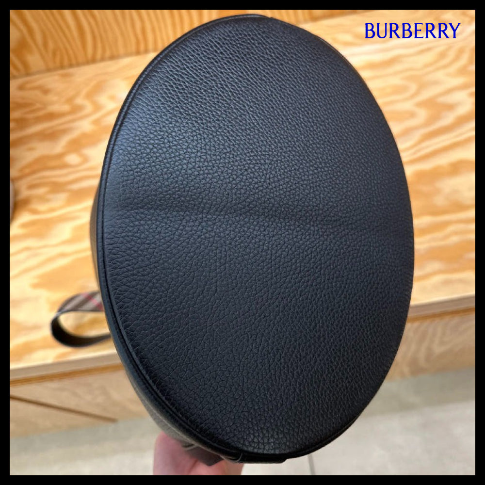【Burberry】Grain Leather Medium Bucket Bag 2 Colors