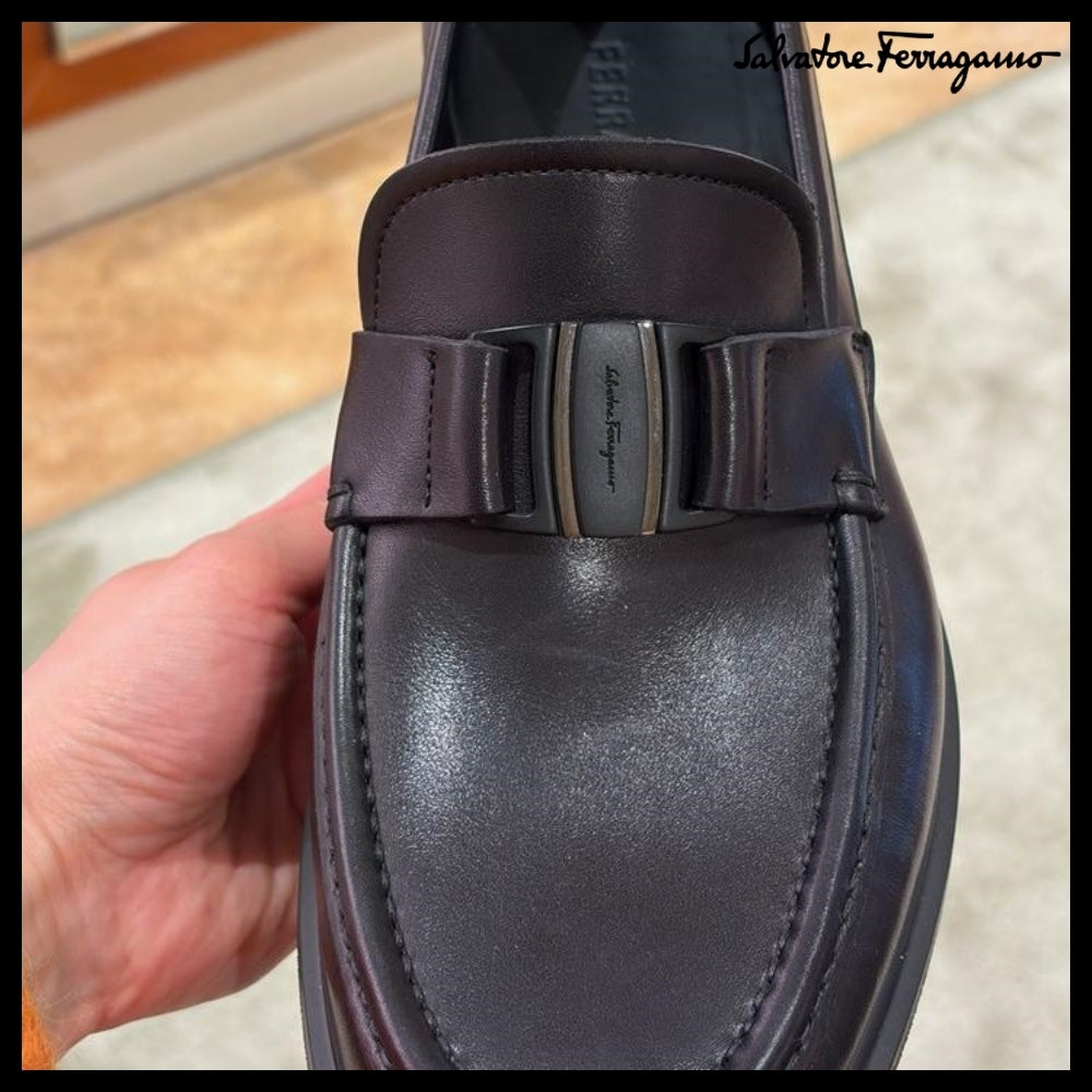 【FERRAGAMO】PLANO BUCKLE LEATHER LOAFERS BLACK