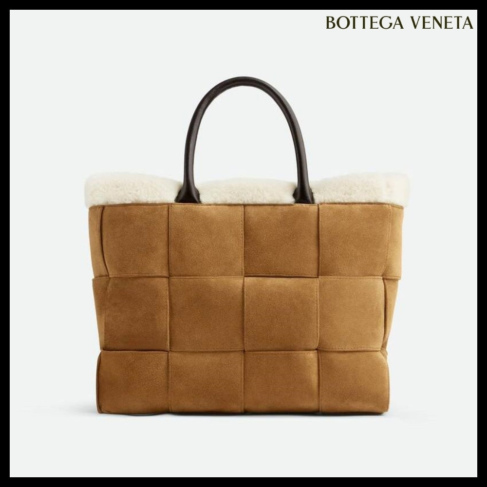 【BOTTEGA VENETA】SMALL EAST-WEST ARCO TOTE CAMEL