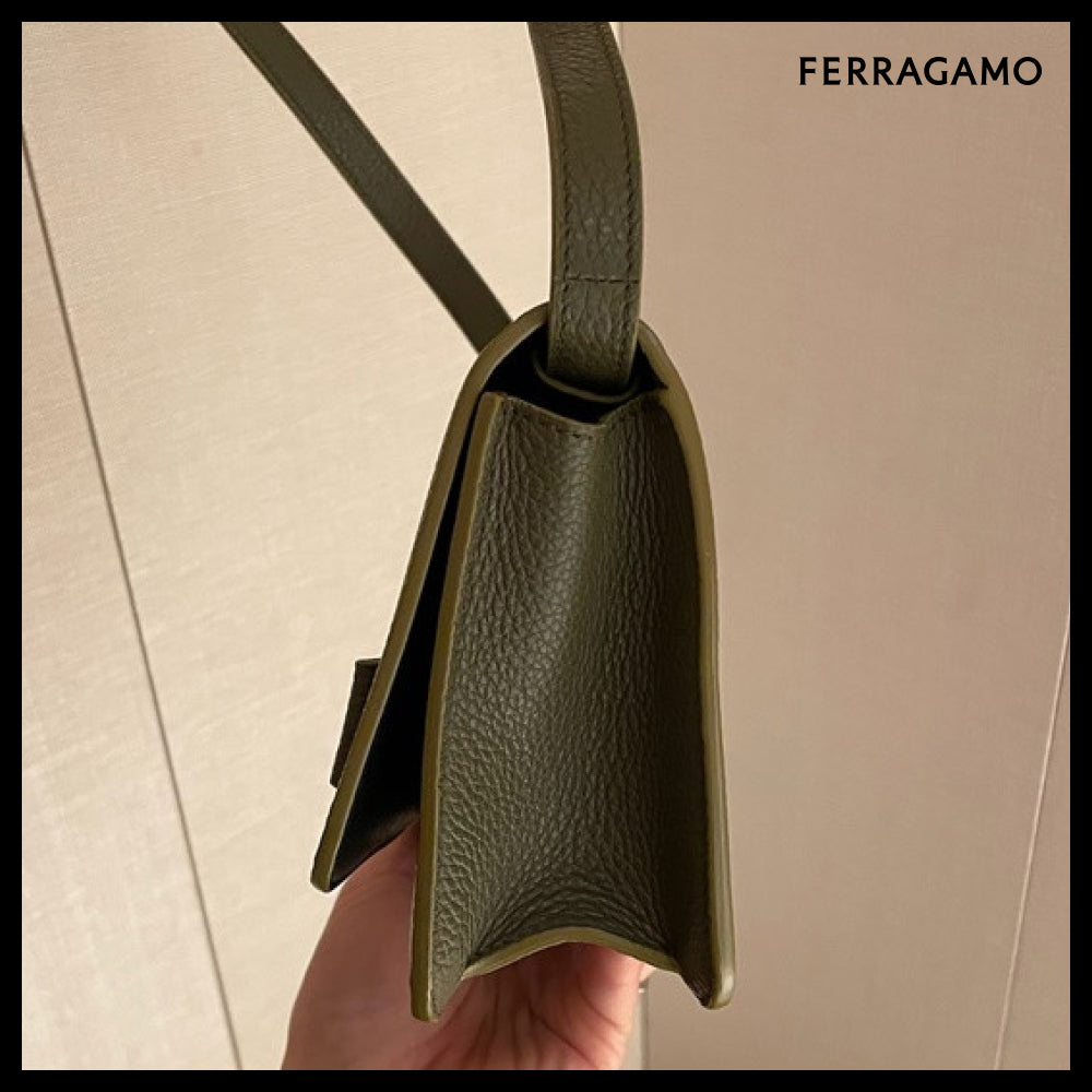 【FERRAGAMO】BOW RIBBON GRAIN LEATHER FLAP CROSSBODY BAG