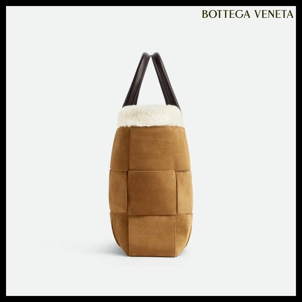 【BOTTEGA VENETA】SMALL EAST-WEST ARCO TOTE CAMEL