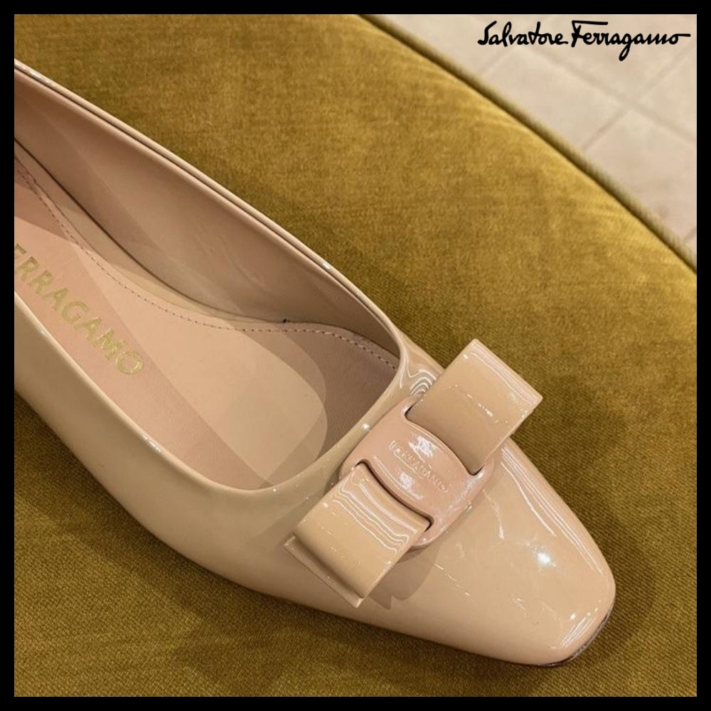 【FERRAGAMO】ANZ 1 VARA BOW PATENT FLATS BEIGE