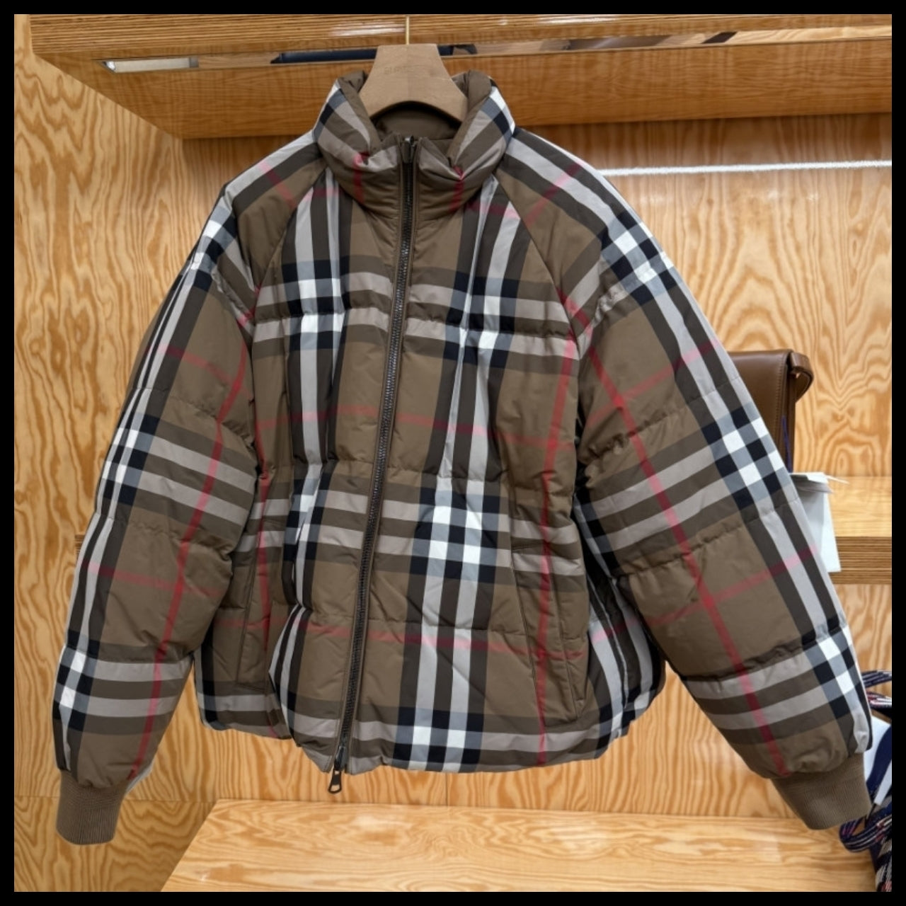 【BURBERRY】Iver House Check Reversible Duck Down Short