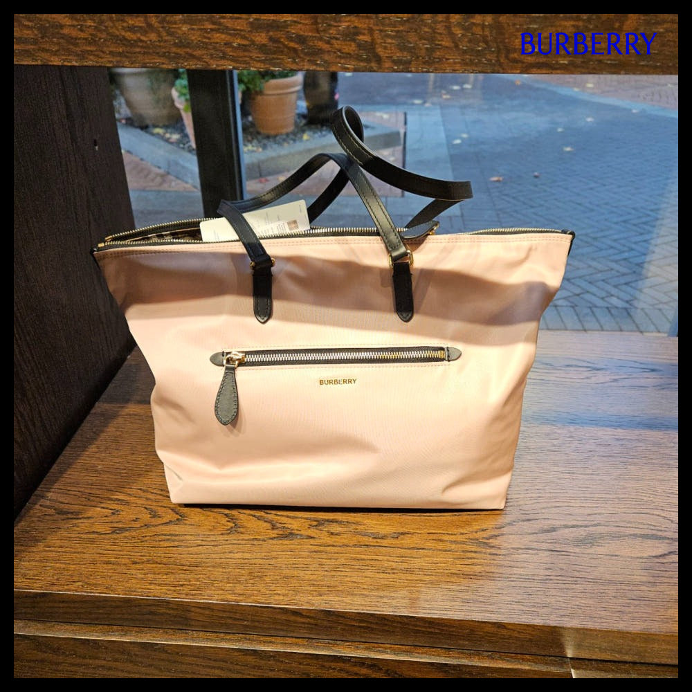 【Burberry】Lettering Logo Large Nylon Zip Tote Shopper