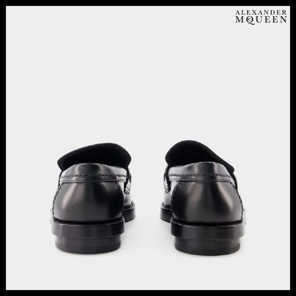 【Alexander Mcqueen】Seal Logo Plaque Leather Loafers Black
