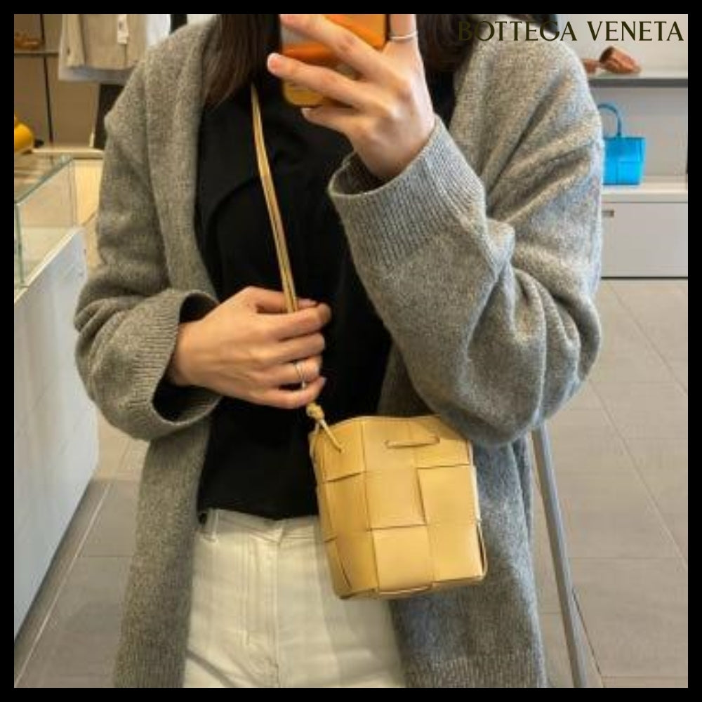 【BOTTEGA VENETA】Intricate Nappa 19 Calf Mini Bucket Bag