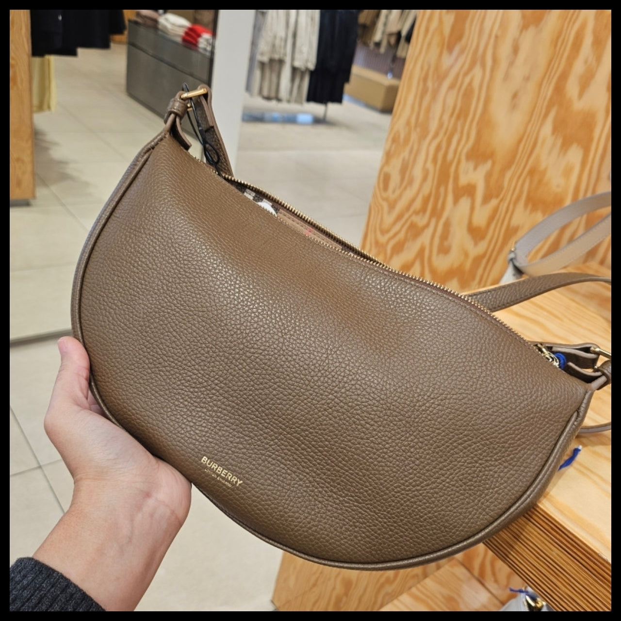 【Burberry】Half Moon Soft Grain Leather Sling Crossbody Bag