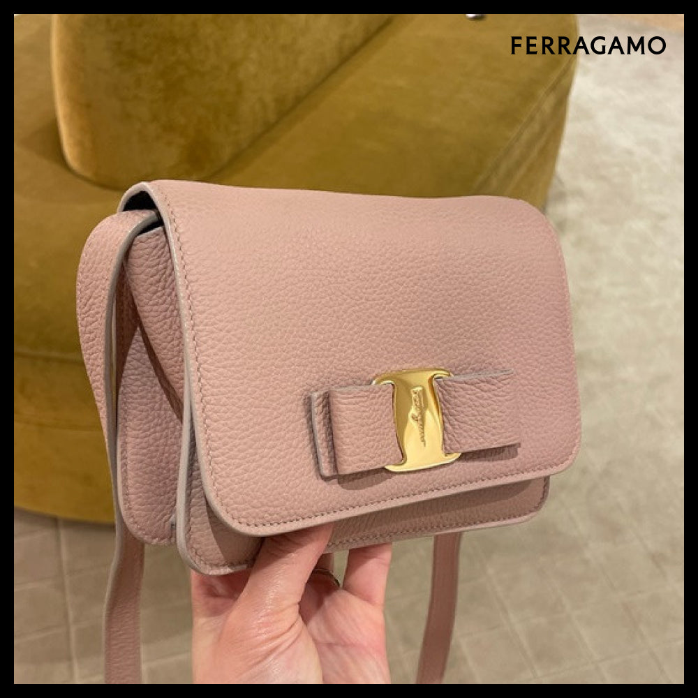 【FERRAGAMO】BOW RIBBON GRAIN LEATHER FLAP CROSSBODY BAG