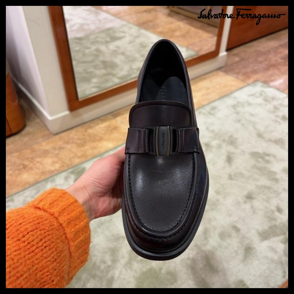 【FERRAGAMO】PLANO BUCKLE LEATHER LOAFERS BLACK