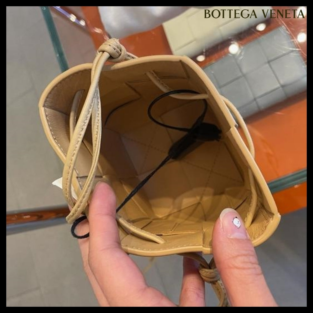 【BOTTEGA VENETA】Intricate Nappa 19 Calf Mini Bucket Bag