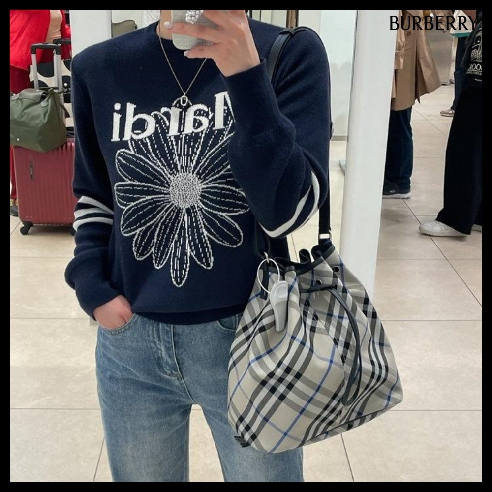 【Burberry】Check Jacquard Drawstring Medium Bucket Bag