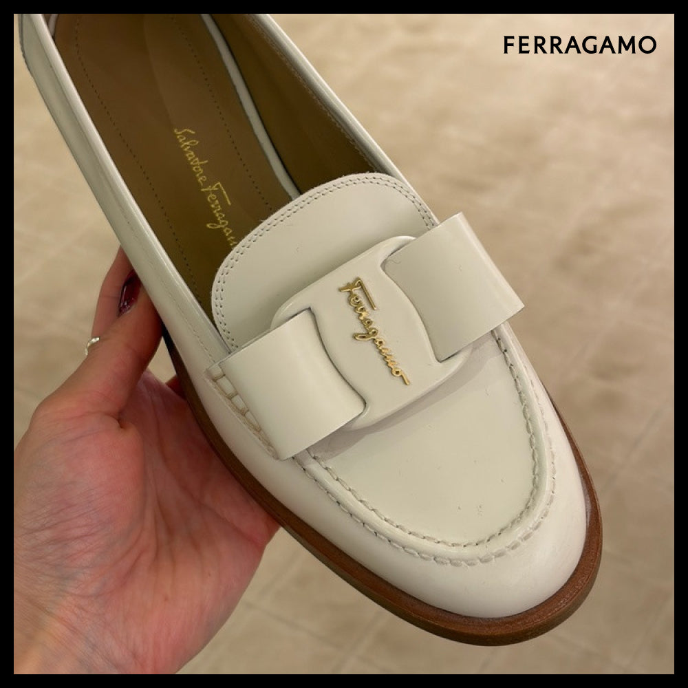 【FERRAGAMO】VIVALDO NEW VARA BOW LEATHER LOAFERS IVORY