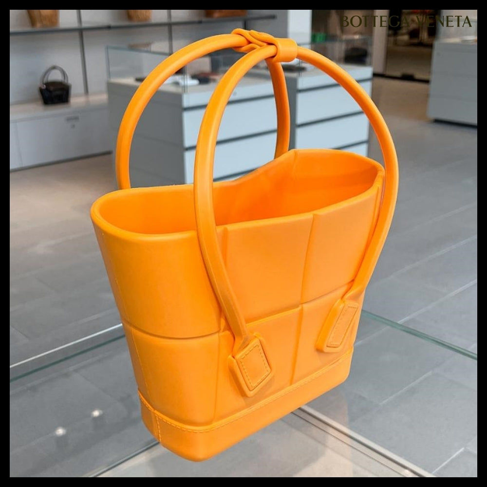 【BOTTEGA VENETA】Arco Rubber Small Tote Bag Tangerine