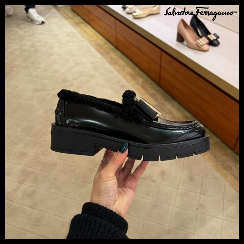 【FERRAGAMO】MIRTY FUR VARA BOW SHEARLING LOAFERS BLACK