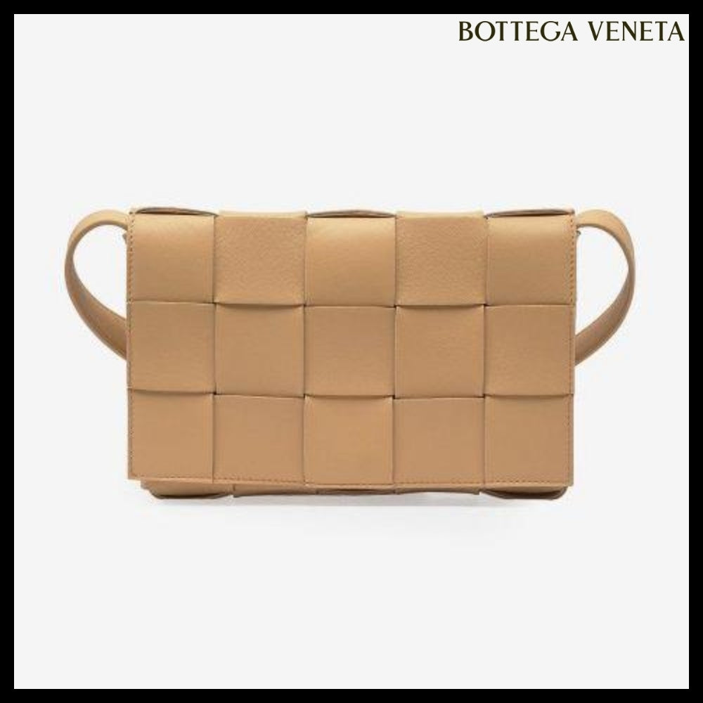 【BOTTEGA VENETA】Lambskin Leather Cassette Bag Almond