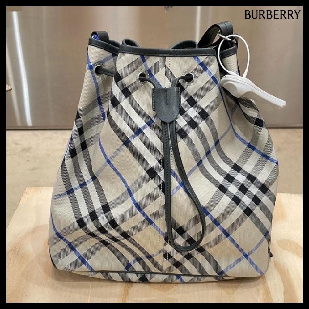 【Burberry】Check Jacquard Drawstring Medium Bucket Bag