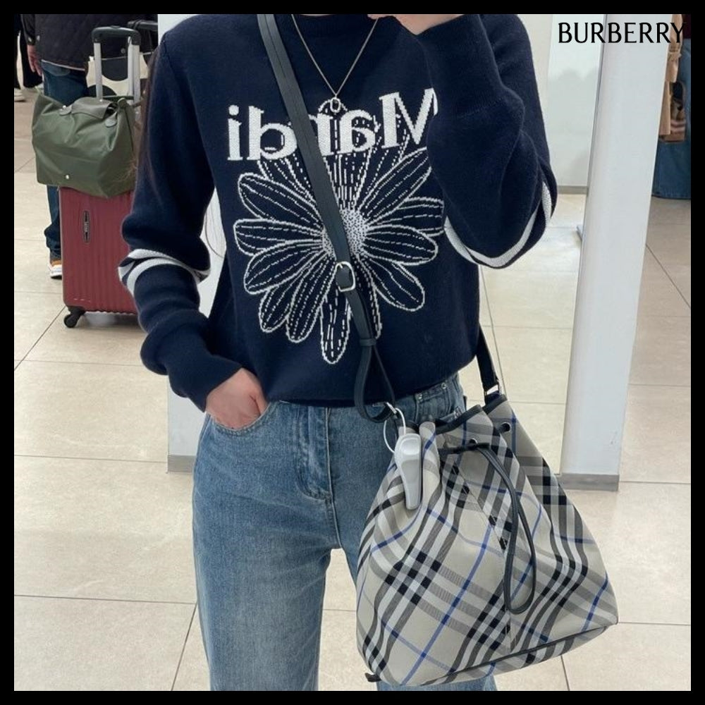 【Burberry】Check Jacquard Drawstring Medium Bucket Bag