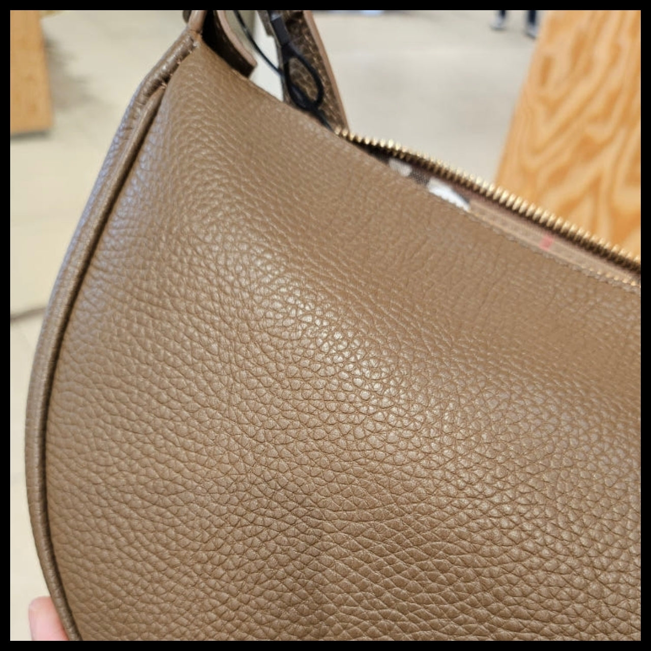 【Burberry】Half Moon Soft Grain Leather Sling Crossbody Bag