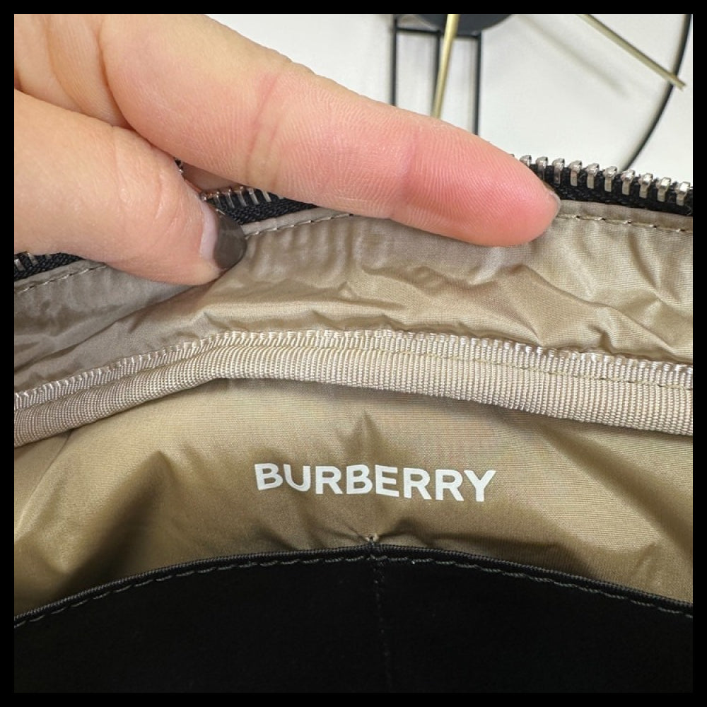 【Burberry】Wilton Logo Small Nylon Pouch Black