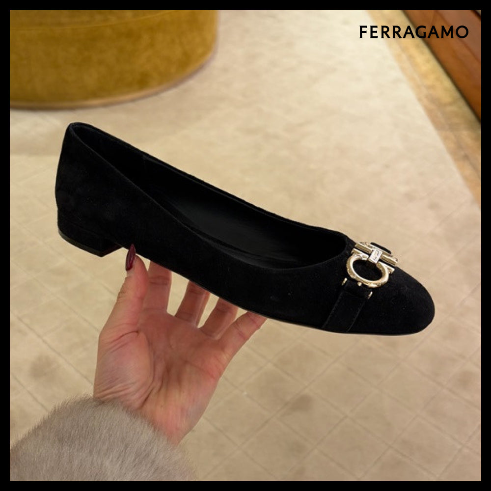 【FERRAGAMO】GARDA 10 NEW GANCINI SUEDE FLATS BLACK
