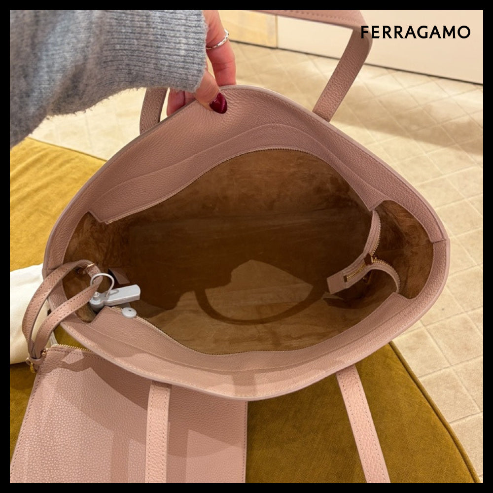 【FERRAGAMO】CHARM LOGO LEATHER MEDIUM TOTE BAG PINK BEIGE