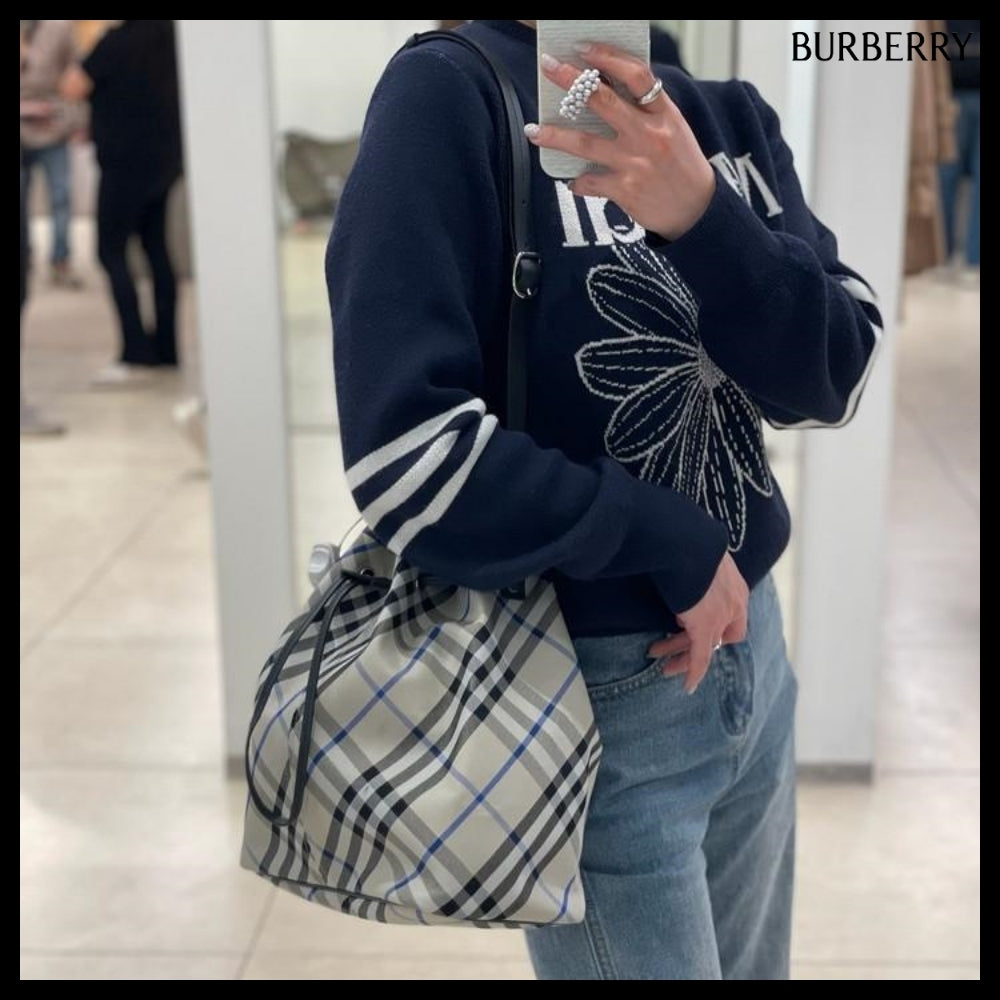 【Burberry】Check Jacquard Drawstring Medium Bucket Bag