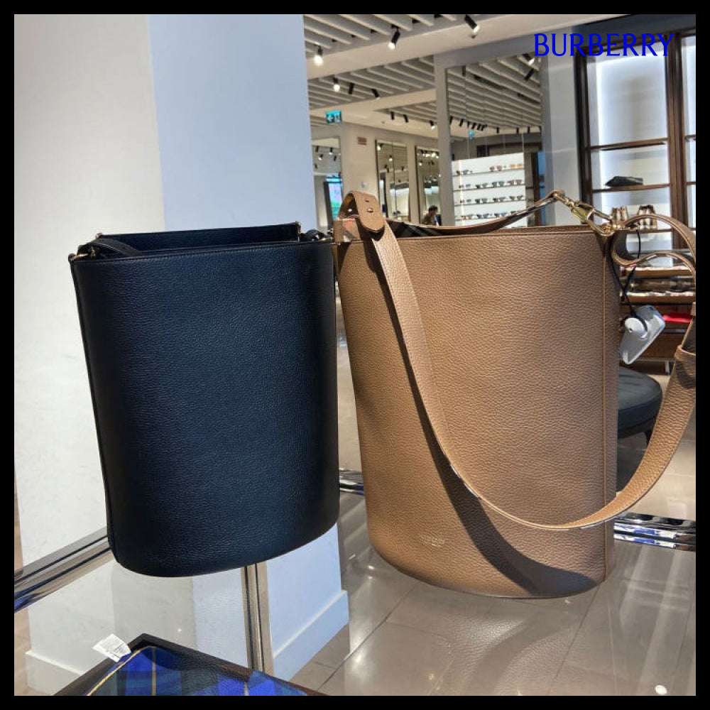 【Burberry】Check Handle Medium Leather Bucket Bag